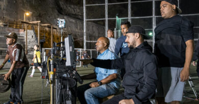 Cacho Díaz y equipo de 2 wolves films detrás de cámaras El Juego Melodía Perfecta