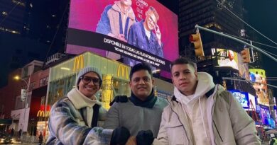 Nueva York reconoce el éxito de Gio y Gabo con un Billboard en Times Square durante el estreno del acústico de Casi que No