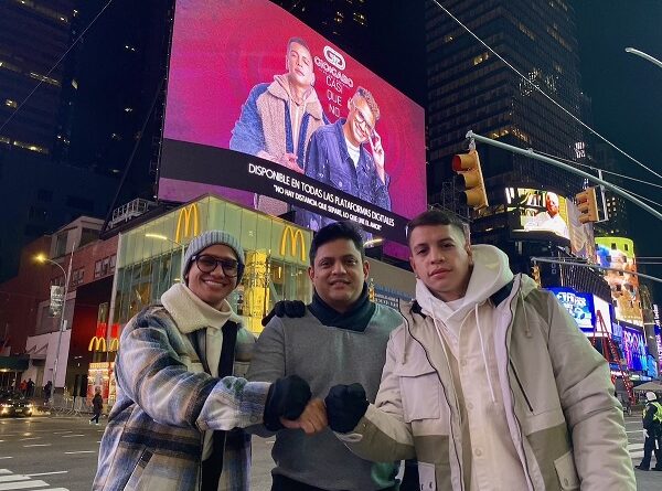 Nueva York reconoce el éxito de Gio y Gabo con un Billboard en Times Square durante el estreno del acústico de Casi que No