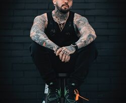 Alex Bruz, el artista del tatuaje que marca pauta en el mundo