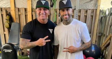 Venezolano es el Personal Trainer de Nicky Jam Zaki Chakkal Mousrie trabaja con grandes estrellas del espectáculo y el deporte. Detrás de la figura que Nicky Jam presume en sus conciertos, así como en sus redes sociales está un entrenador venezolano que brilla en la preparación física de algunas estrellas del espectáculo y el deporte. Zaki Chakkal Mousrie es el Personal Trainer con más de 20 años de experiencia que además trabaja en el desarrollo de atletas y beisbolistas de las grandes ligas. Actualmente, Zaki, conocido en redes sociales como @team_zaki, es el preparador de algunos deportistas como Gerardo Parra, Jhoulys Chacín (ganador de Liga Venezolana de Béisbol con los Leones del Caracas), Rougned Odor, Elías Díaz, entre otros. También se encarga de ejercitar a Messiah Gram (el primero que hizo trap en español) Ríos, cantante y compositor de Feid, Nicky Jam, e influencers como Yulbert (esposa de Marko), Leo Colina, ByJuancito (Desde Cero), Blag, Adelmo Gauna y Robert Nava. La filosofía del nacido en Maracaibo es: “Cambiar mentes, para cambiar vidas”, enfocándose en reforzar la disciplina de sus clientes o atletas, sumando la preparación física, para que los resultados sean permanentes. En el 2022 preparó a una atleta desde cero para una competencia de fisicoculturismo en la categoría Wellness, ganando dos medallas, entre ellas la mejor de la competencia (Overoll). Ahora, en 2023, Zaki, radicado desde hace siete años en Estados Unidos, está ampliando su proyecto, abrirá un gimnasio y lanzará su marca de ropa disponible tanto en tiendas físicas como online. Adicional, el próximo espacio constará con un estudio estético, para que las personas avancen con más rapidez y eficacia a los resultados en la búsqueda de una mejor salud.