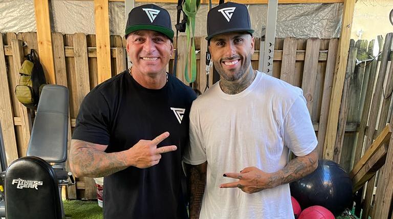 Venezolano es el Personal Trainer de Nicky Jam Zaki Chakkal Mousrie trabaja con grandes estrellas del espectáculo y el deporte. Detrás de la figura que Nicky Jam presume en sus conciertos, así como en sus redes sociales está un entrenador venezolano que brilla en la preparación física de algunas estrellas del espectáculo y el deporte. Zaki Chakkal Mousrie es el Personal Trainer con más de 20 años de experiencia que además trabaja en el desarrollo de atletas y beisbolistas de las grandes ligas. Actualmente, Zaki, conocido en redes sociales como @team_zaki, es el preparador de algunos deportistas como Gerardo Parra, Jhoulys Chacín (ganador de Liga Venezolana de Béisbol con los Leones del Caracas), Rougned Odor, Elías Díaz, entre otros. También se encarga de ejercitar a Messiah Gram (el primero que hizo trap en español) Ríos, cantante y compositor de Feid, Nicky Jam, e influencers como Yulbert (esposa de Marko), Leo Colina, ByJuancito (Desde Cero), Blag, Adelmo Gauna y Robert Nava. La filosofía del nacido en Maracaibo es: “Cambiar mentes, para cambiar vidas”, enfocándose en reforzar la disciplina de sus clientes o atletas, sumando la preparación física, para que los resultados sean permanentes. En el 2022 preparó a una atleta desde cero para una competencia de fisicoculturismo en la categoría Wellness, ganando dos medallas, entre ellas la mejor de la competencia (Overoll). Ahora, en 2023, Zaki, radicado desde hace siete años en Estados Unidos, está ampliando su proyecto, abrirá un gimnasio y lanzará su marca de ropa disponible tanto en tiendas físicas como online. Adicional, el próximo espacio constará con un estudio estético, para que las personas avancen con más rapidez y eficacia a los resultados en la búsqueda de una mejor salud.