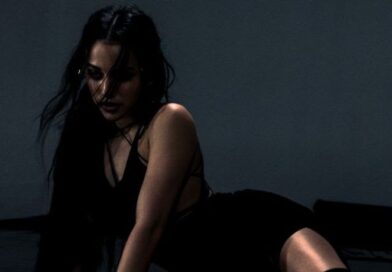 Alaina Castillo muestra su vulnerabilidad en el amor con su nuevo sencillo “éxtasis”