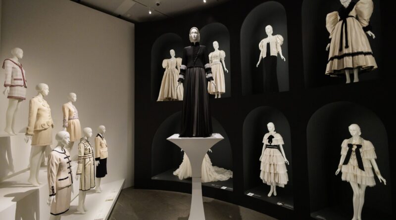 El Met reúne el legado de Lagerfeld, diseñador "erudito" y empresario de moda