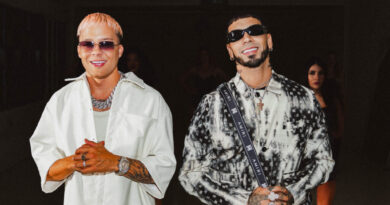 En un hito destacado para el género urbano Nio García y Anuel revelan su colaboración, “Oh Na Na”, producida con maestría por Yannc Full Harmony. Esta unión entre dos prominentes figuras del ámbito musical urbano promete captar la atención de la industria y el entusiasmo de los aficionados. “Oh Na Na” se erige como un himno a la sensualidad y al empoderamiento femenino. La composición, nacida de la creatividad de los propios intérpretes, lleva la firma y el estilo distintivo de ambos. Junto a la presentación del sencillo, se lanza su video musical, una producción visual que busca complementar y amplificar la energía de la canción. El video ha sido dirigido por el talentoso Truviews, para la casa productora, Conteni2 Media Group, asegurando una experiencia visual de primer nivel. Animamos a medios y seguidores a descubrir y disfrutar de este tema, que marca la confluencia de los talentos de Anuel y Nio García, y que está destinado a resonar en las listas de éxitos del género urbano. “Oh Na Na” ya está disponible en tu plataforma digital favorita.