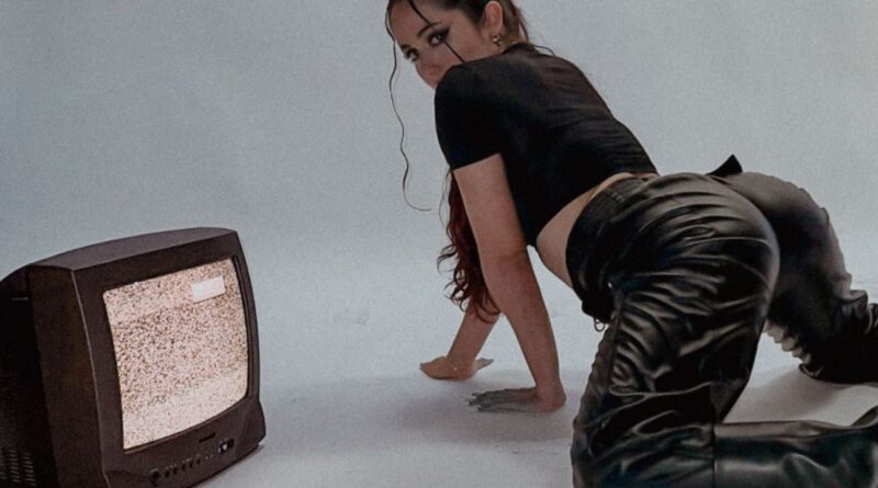 La sensación urbana latina Caluu C. incendia el escenario con su último single "Perreosa"