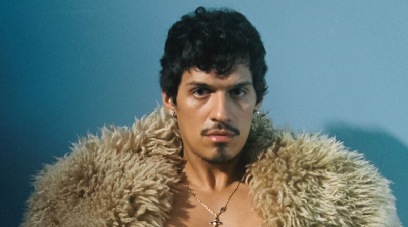 Omar Apollo anuncia el lanzamiento de su segundo álbum god said no