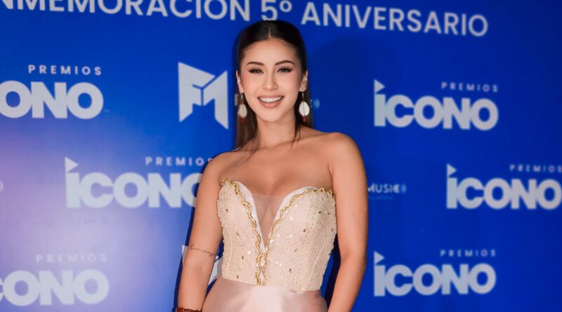 LA ALFOMBRA ROJA DE LOS PREMIOS INFLUENCER ICONO EN MEDELLÍN COLOMBIA VIBRÓ CON LA ARMONÍA NATURAL DEL VESTUARIO Y ELEGANCIA DE HAYDA VELOZ