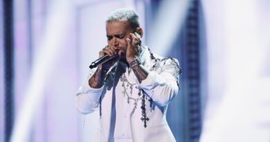 Izaak enciende Premios Juventud con una actuación inolvidable de “Bby Boo”