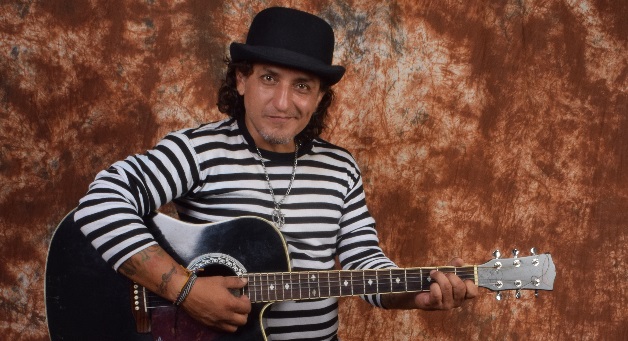 Gonzalo García en concierto Sabina Hola y Adiós el tributo