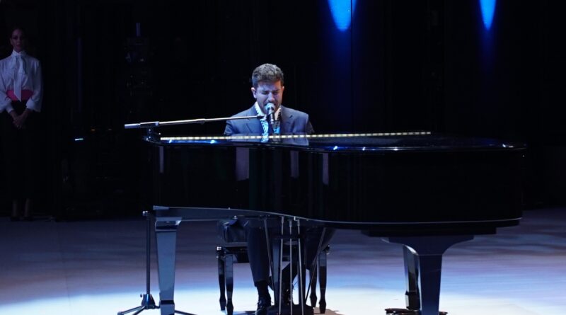 Pablo Alborán recibe la medalla de andalucía de las artes