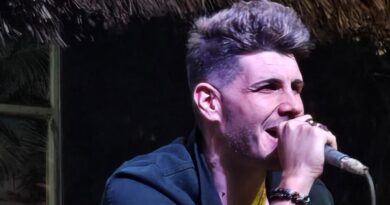 Rubén Alegría Enamora a La Isla de Holbox con sus Conciertos Acústicos durante los Carnavales
