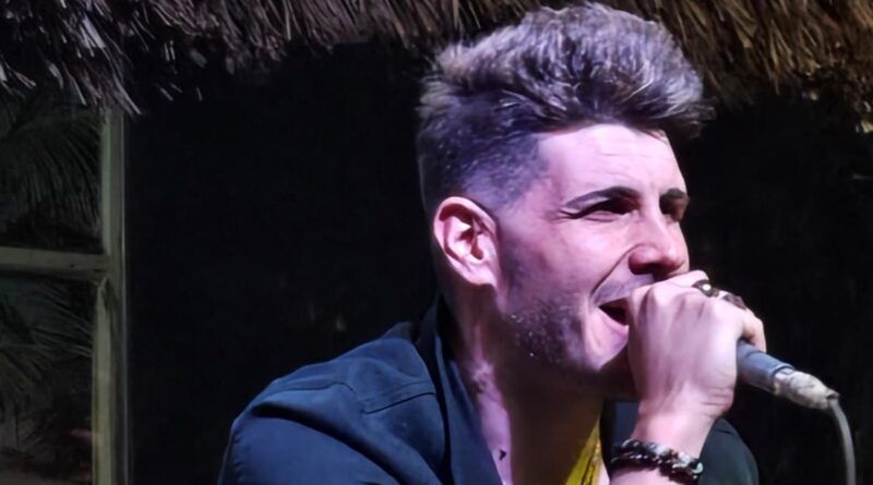 Rubén Alegría Enamora a La Isla de Holbox con sus Conciertos Acústicos durante los Carnavales