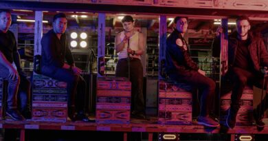 Jordan Portilla Lanza Despecho Maldito y presenta su nuevo video musical en una icónica chiva colombiana