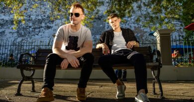 Alec y Joel presentan Bebé Dime su primer hit juntos Cuando la música cura y la amistad inspira