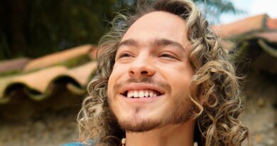 Samu Páramo cantautor colombiano reconocido por su innovación con sonidos ancestrales y modernos es nominado como Mejor Artista Tropical en los premios Ícono 2025
