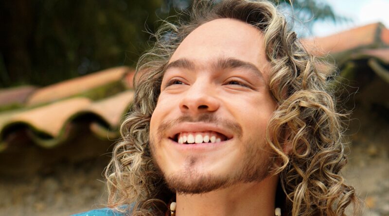 Samu Páramo cantautor colombiano reconocido por su innovación con sonidos ancestrales y modernos es nominado como Mejor Artista Tropical en los premios Ícono 2025