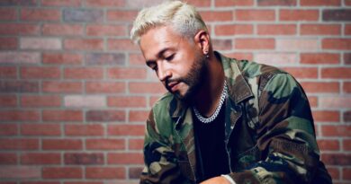 V RAMIREZ lanza Besándonos una historia de amor que cruza fronteras