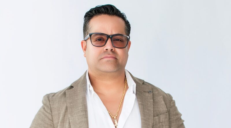 Miguel Petit Debuta como autor con Entre acordes y estrategias