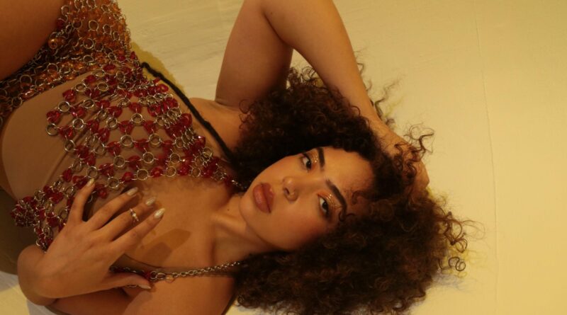 Paola Guanche Lanza Emotivo Homenaje a Celia Cruz con su Nuevo sencillo Dueña del Universo