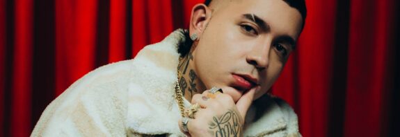 Kris R transforma sus cicatrices en música en una valija en sentimiento