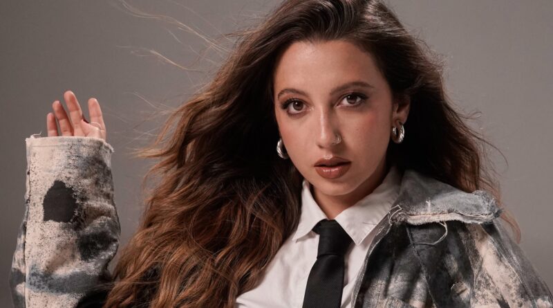 Natalia Natalia una de las grandes voces del pop colombiano anuncia su primera gira por latinoamérica con el álbum “A mala Hora”