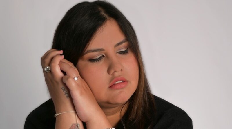 Rosy Cueva regresa a los escenarios con un tema íntimo y profundo Duele