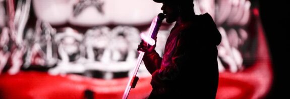 Anuel AA conquista Bogotá y Medellín con una puesta en escena contundente