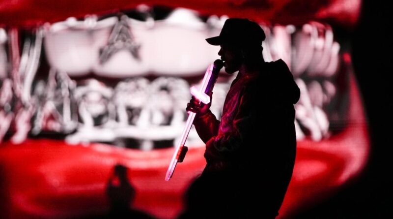 Anuel AA conquista Bogotá y Medellín con una puesta en escena contundente