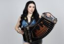Janeth Valenzuela llevará el acordeón al cenatro de la fiesta esta Navidad y fin de año