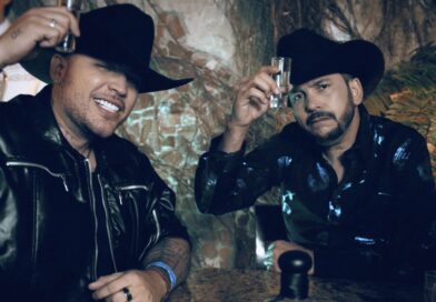 Jessi Uribe y El Flaco conmueven al público con una poderosa entrega acústica de “Si Ya Me Voy”