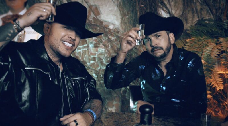 Jessi Uribe y El Flaco conmueven al público con una poderosa entrega acústica de “Si Ya Me Voy”