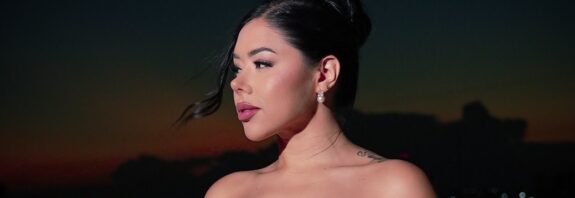 Ámbar García apuesta al vallenato romántico con “¿Qué me hiciste tú” escrita por Felipe Peláez