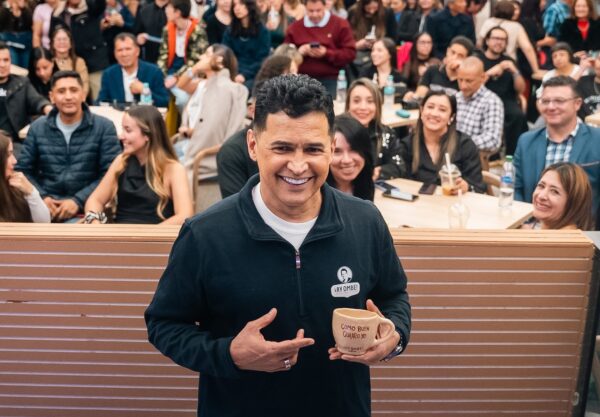 Jorge Celedón convierte el vallenato en experiencia con “Ay Ombe Coffee”
