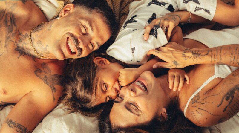 Mike Bahía y Greeicy celebran el amor cotidiano con su nueva canción “Sitaku”